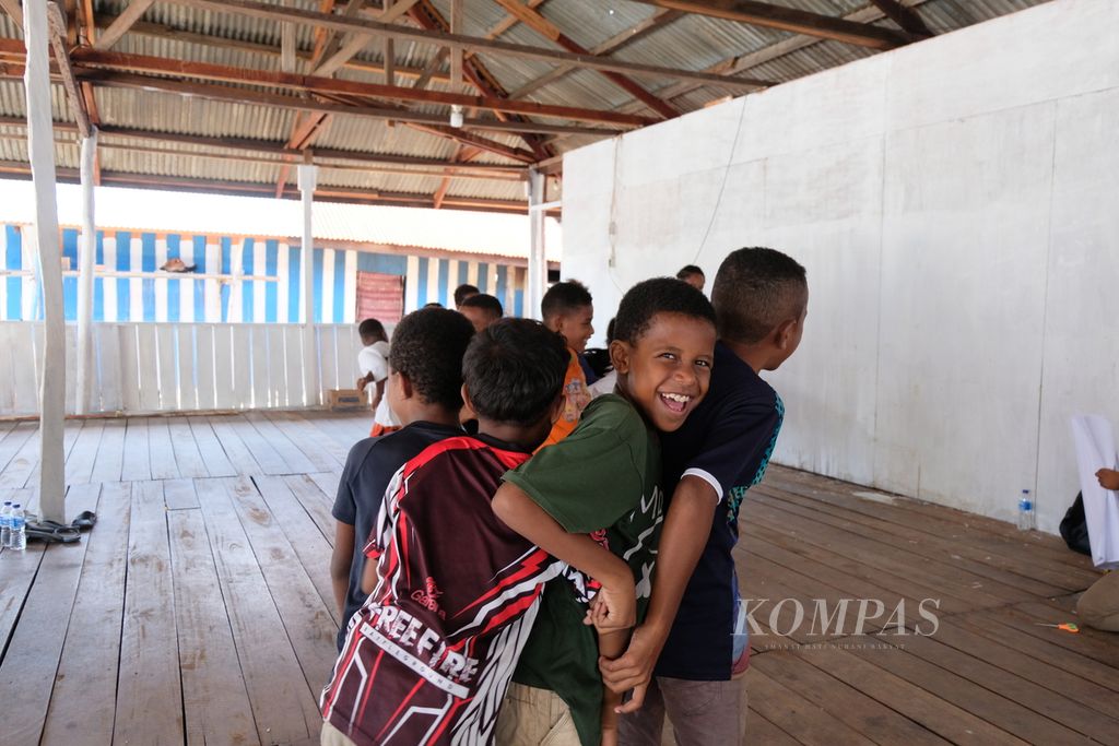 Anak-anak bermain bersama pada Rabu (30/8/2023) di Kampung Ayapo, Distrik Sentani Timur, Kabupaten Jayapura, Papua.