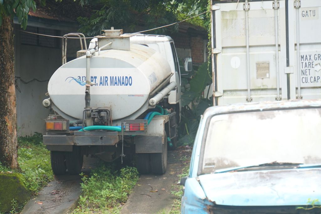 Salah satu truk air PT Air Manado diparkir di kantornya, di bilangan Paal 2, Manado, Sulawesi Utara, Kamis (6/1/2022). PT Air Manado adalah perusahaan patungan antara PDAM Manado dan BV Tirta Sulawesi, perusahaan dari Belanda.