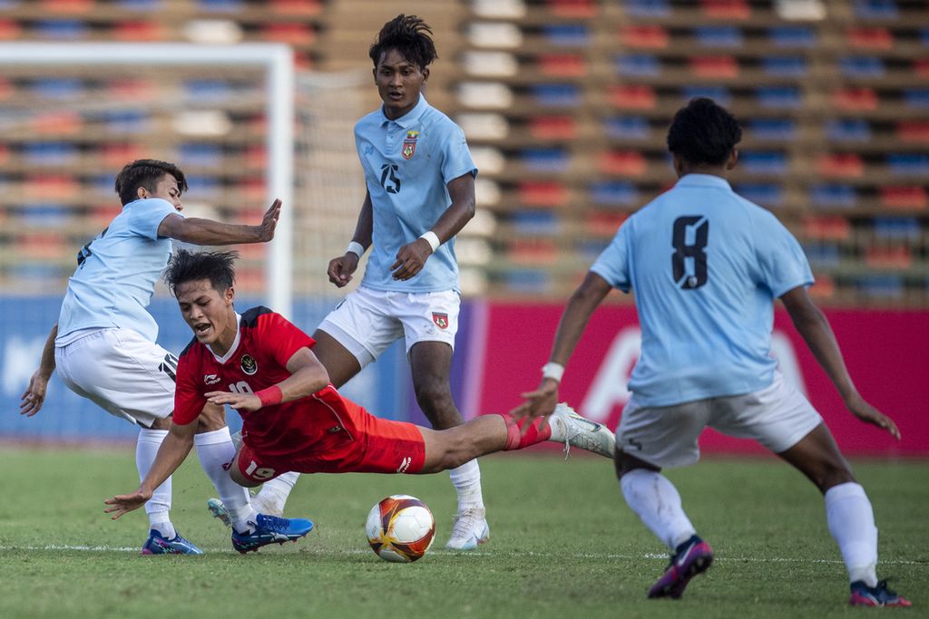 Tiga pemain Timnas Myanmar menghadang laju pemain Timnas Indonesia U-22 A Dewangga Santosa (tengah) saat pertandingan Grup A Sepak Bola SEA Games 2023 di National Olympic Stadium, Phnom Penh, Kamboja, Kamis (4/5/2023). Timnas Indonesia menang atas Myanmar dengan skor 5-0. 