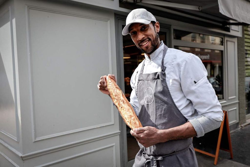  Xavier Netry, juara kompetisi baguette atau roti panjang Perancis 2024, di depan tokonya di Paris pada Jumat (26/4/2024)