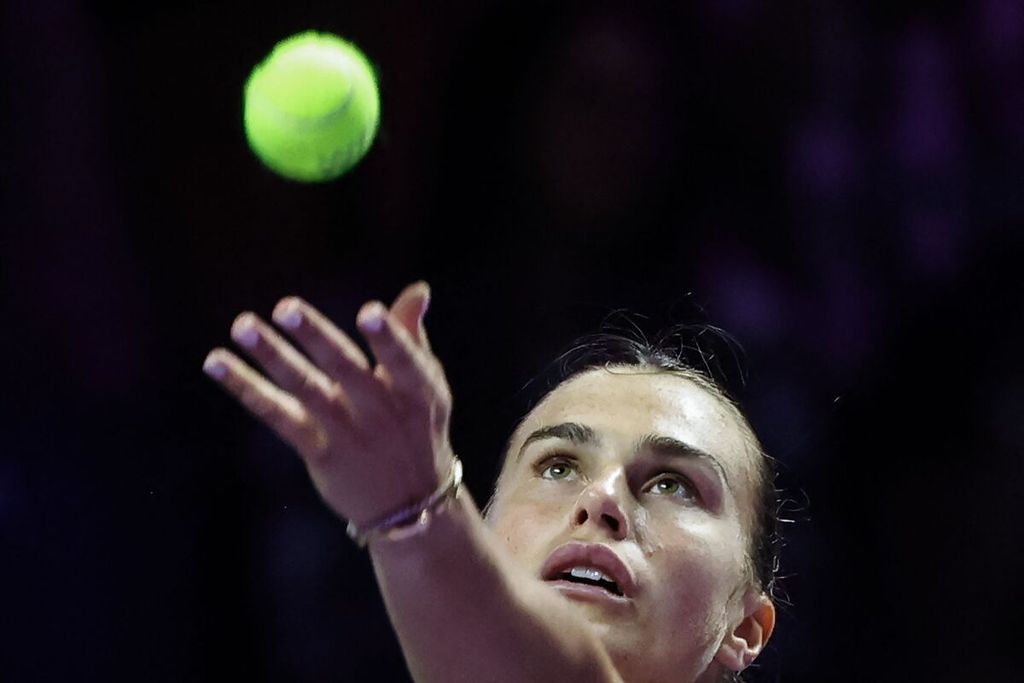 Aryna Sabalenka melakukan servis saat melawan Zheng Qin Wen pada pertandingan pertama Final WTA di Riyadh, Sabtu (2/11/2024). 