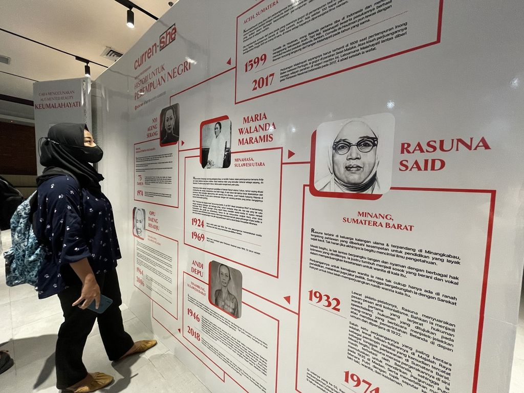Pengunjung melihat karya visual dalam pameran bertajuk Perempuan Kuat Ekonomi Bangsa Hebat yang diselenggarakan Bank OCBC NISP di Mal Sarinah, Thamrin, Jakarta, Kamis (3/11/2022).