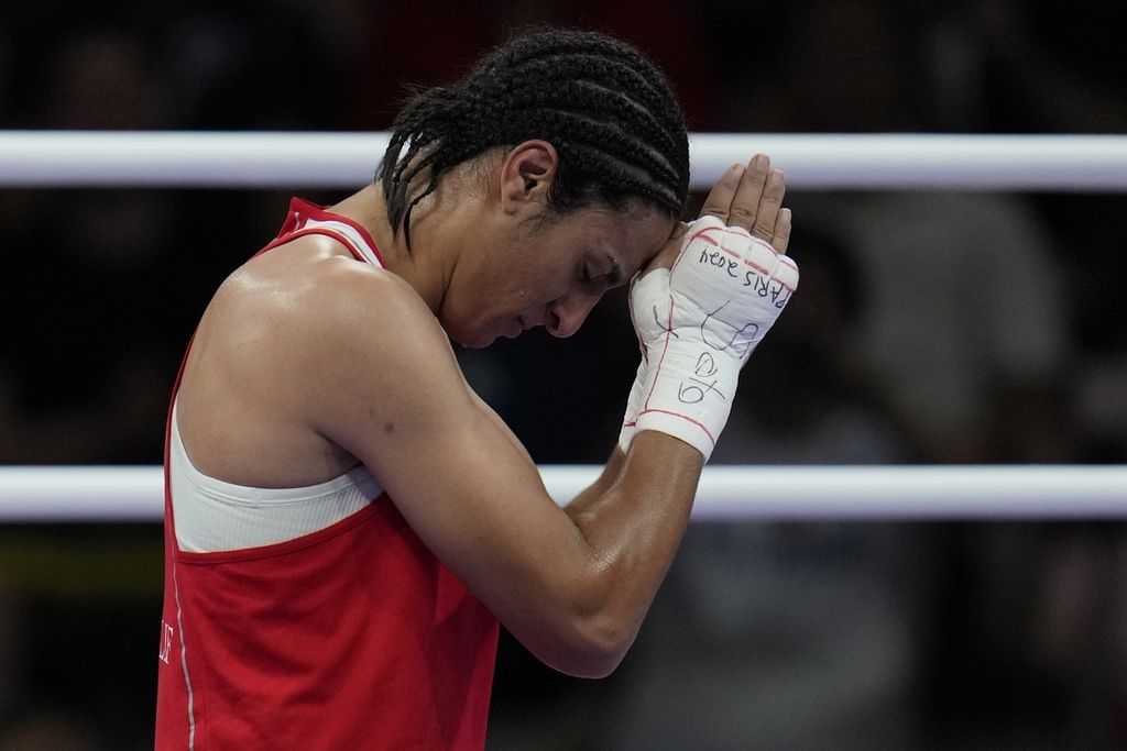 Ekspresi petinju Aljazair, Imane Khelif, seusai mengalahkan Anna Hamori (Hongaria) pada babak perempat final nomor 66 kg tinju putri Olimpiade Paris 2024 di Paris, Perancis, Sabtu (3/8/2024). Ia sempat dipersoalkan jenis kelaminnya.