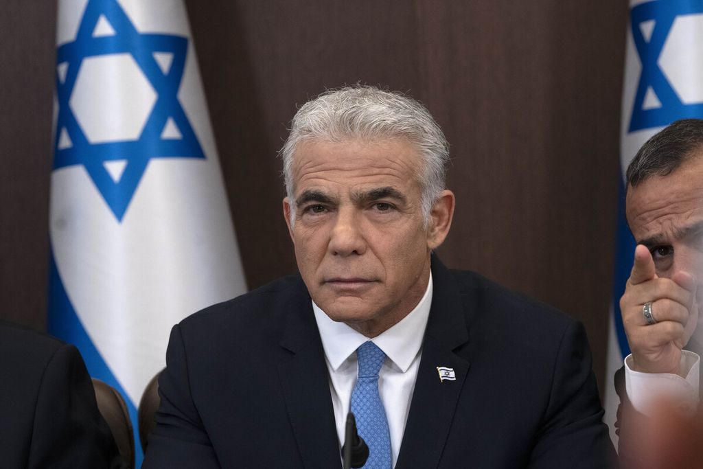 Perdama Menteri Israel, Yair Lapid saat bersiap memberikan pernyataan dalam pertemuan mingguan kabinet di Jerusalem, Minggu (14/8/2022).