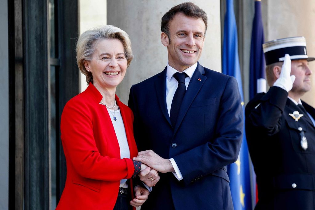 Presiden Perancis Emmanuel Macron (kanan) menjabat tangan Ketua Komisi Eropa Ursula von der Leyen di Istana Elysee, Paris, Perancis, 3 April 2023, atau beberapa hari sebelum keduanya berkunjung ke China. 