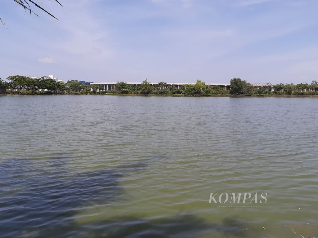 Kondisi danau di salah satu hutan kota di Cilincing, Jakarta Utara, Senin (19/9/2022) sore. Di tepi danau itu, seorang pelajar berusia 13 tahun diperkosa empat anak berusia 11-13 tahun.