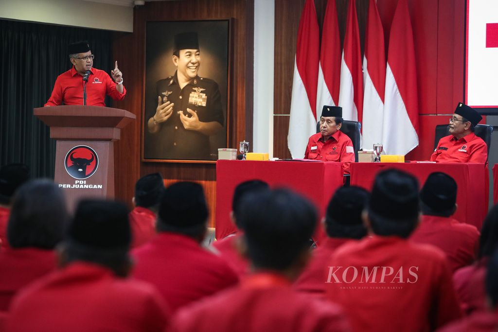 Sekretaris Jenderal PDI-P Hasto Kristiyanto (kiri) berbicara disaksikan Kepala Badiklat PDI-P Daryatmo Mardiyanto (tengah) dan Ketua DPP PDI-P Djarot Saiful Hidayat (kanan) dalam pelatihan juru kampanye tingkat nasional untuk menghadapi Pemilu 2024 di Sekolah Partai DPP PDI-P, Jakarta, Sabtu (5/8/2023). 