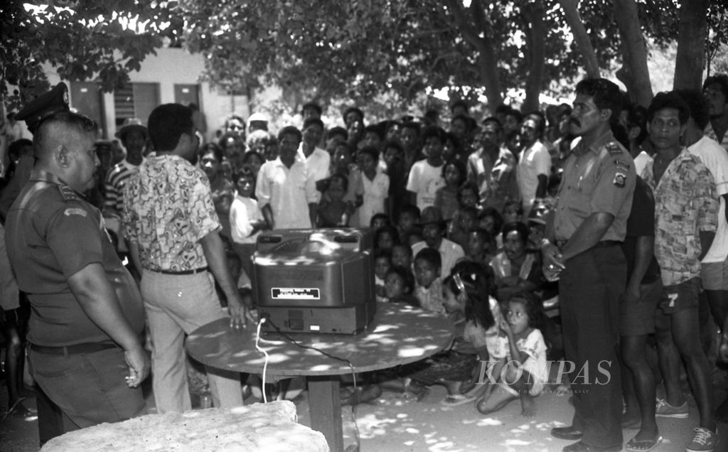 The residents of East Timor (Timtim) watched television together under a tree in an open field in early March 1992. The region, which had been a Portuguese colony for 450 years, joined Indonesia in July 1976 and became the 27th province.