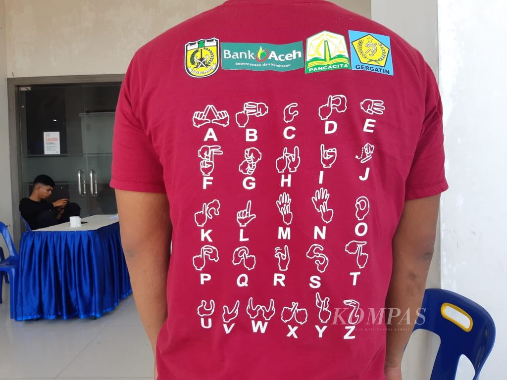Simbol bahasa isyarat ditampilkan pada kaus teman tuli sebagai upaya kampanye bahasa isyarat dalam perayaan Hari Bahasa Isyarat Internasional 2022, Minggu (25/9/2022), di Banda Aceh, Aceh. Teman tuli masih mengalami diskriminasi dan kesulitan akses memperoleh pekerjaan.