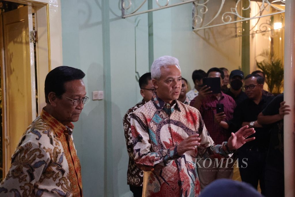 Calon presiden Ganjar Pranowo (kanan) berbicara kepada pers setelah bertemu dengan Gubernur Daerah Istimewa Yogyakarta Sultan Hamengku Buwono X (kiri) di kompleks Kepatihan, Yogyakarta, Rabu (27/12/2023).