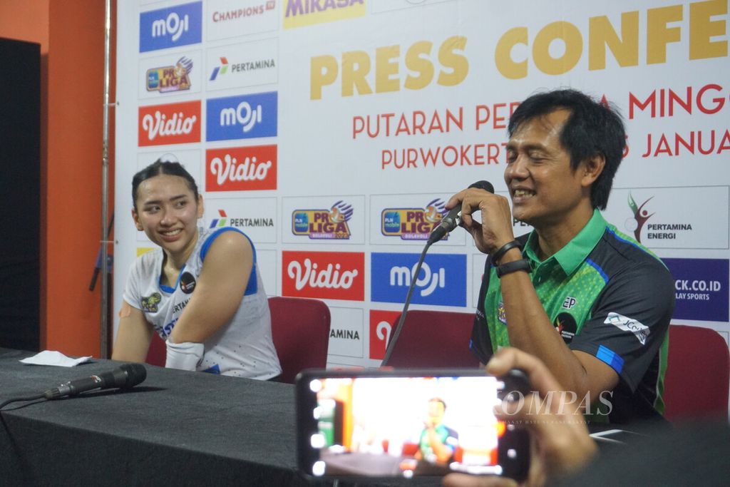Pelatih Jakarta Pertamina Fastron Eko Waluyo dan pemain Jakarta Pertamina Fastron, Yolla Yuliana, memberikan keterangan pers di GOR Satria Purwokerto, Banyumas, Jawa Tengah, Kamis (12/1/2023).