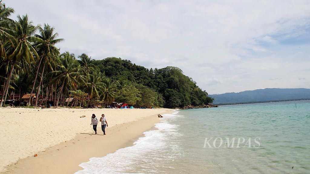 Pantai Sivalenta  di Kecamatan Sirenja, Kabupaten Donggala, Sulawesi Tengah, memesona dengan pasir putih dan laut jernih, Minggu (21/1). Dalam enam bulan terakhir, obyek wisata ini mulai dikunjungi wisatawan lokal. 