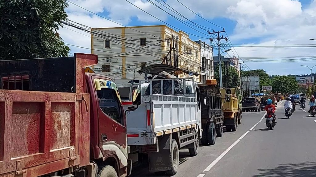 Tampak antrean kendaraan di salah satu SPBU di Kota Sorong, Papua Barat, pada awal Oktober 2022.