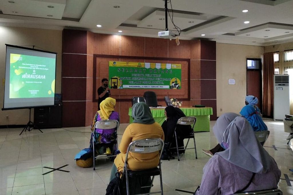 Pelaku UMKM mengikuti pelatihan untuk meningkatkan penjualan melalui media digital di Kota Banjarbaru, Kalimantan Selatan, Selasa (16/2/2021).