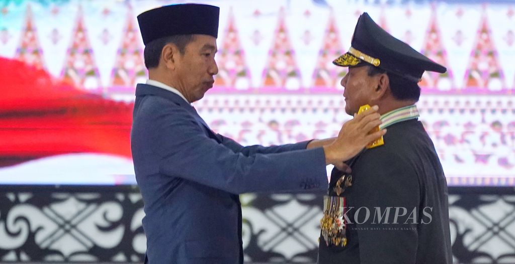 President Joko Widodo (left) bestowed the honorific title of Honorary General upon Defense Minister Prabowo Subianto during a TNI-Polri Leadership Meeting at the TNI Cilangkap Headquarters in East Jakarta on Wednesday (28/2/2024). At the event, President Joko Widodo officially awarded Prabowo Subianto the title of Honorary General.