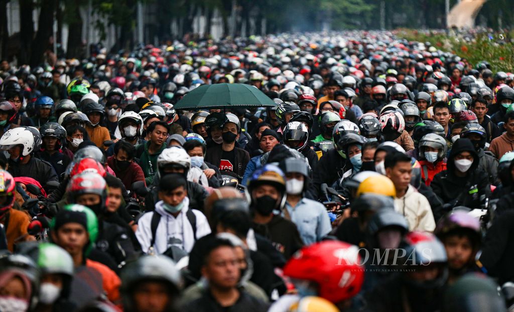 Ribuan pemudik sepeda motor di pelabuhan Merak, Cilegon, Banten, Sabtu (30/4/2022) pagi. Kepadatan pemudik sepeda motor ini telah terjadi sejak Sabtu dini hari.