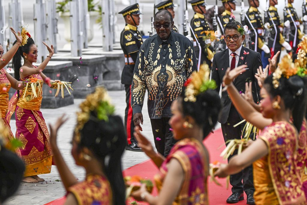 Wakil Presiden Zimbabwe Kembo Mohadi (tengah, kiri) didampingi Duta Besar Indonesia untuk Zimbabwe dan Zambia, Dewa Made Juniarta Sastrawan (tengah, kanan), disambut dengan tarian khas Bali setibanya di Bandara Internasional I Gusti Ngurah Rai, Badung, Bali, Sabtu (31/8/2024). 