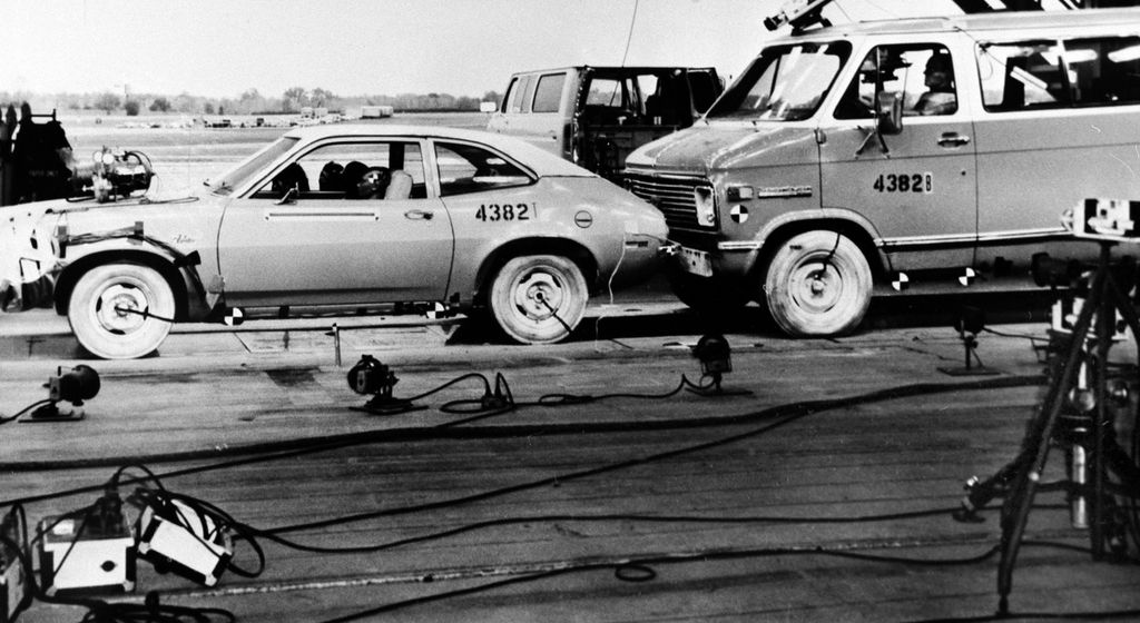 Foto yang diambil pada 27 Februari 1980 memperlihatkan Ford Pinto tengah menjalani tes tabrak belakang di Winamac Indiana, Amerika Serikat. Ford Pinto dinilai cacat desain, terutama tata letak tangki bahan bakar yang rentan meledak jika mengalami tabrakan dari belakang.  