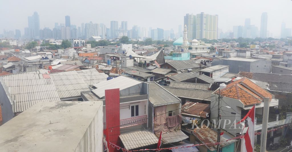 Suasana lanskap Jakarta yang padat permukiman serta gedung dengan kabut tipis polusi saat terlihat dari kawasan Cikini, Jakarta, Kamis (10/8/2023). Wacana ledakan jumlah penduduk diartikan sebagai bonus demografi justru menjadi ketimpangan sosial karena tidak meratanya pertumbuhan ekonomi di Indonesia.