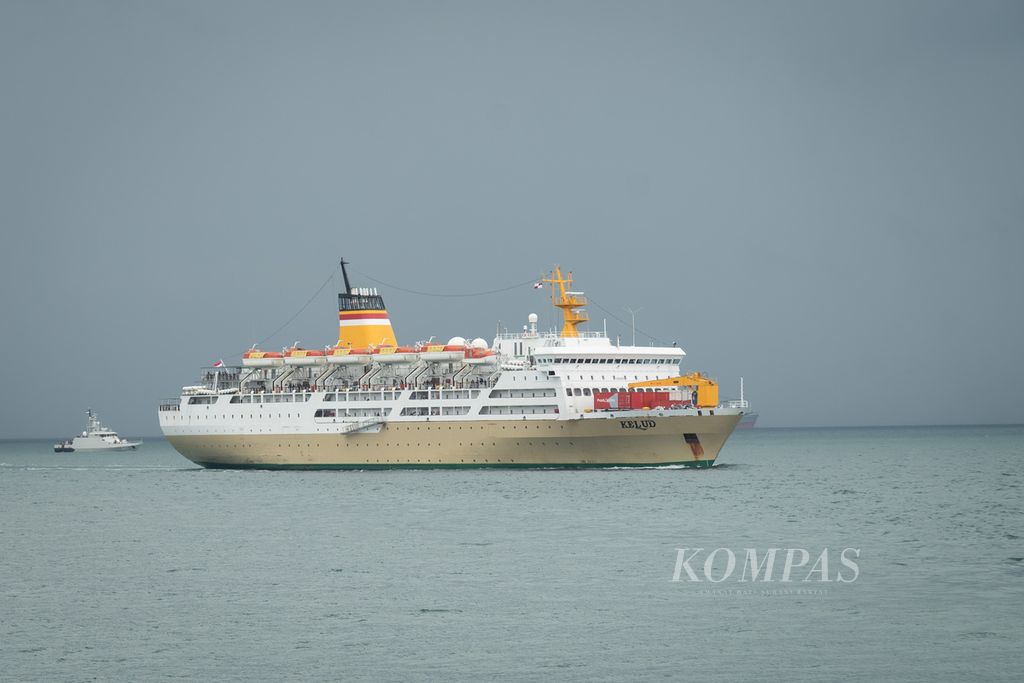 Kapal Motor Kelud bersiap sandar di Pelabuhan Batu Ampar, Batam, Kepulauan Riau, Rabu (19/1/2022).