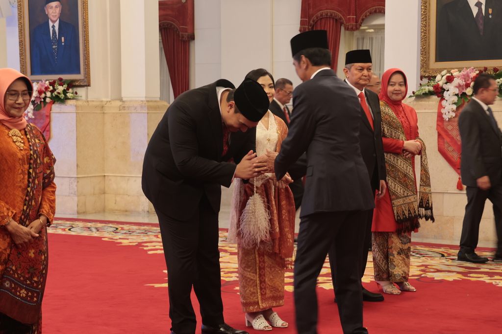 Presiden Joko Widodo mengucapkan selamat kepada Ario Bimo Nandito atau Dito Ariotedjo yang baru dilantik sebagai Menteri Pemuda dan Olahraga di Istana Negara, Jakarta, Senin (3/4/2023).
