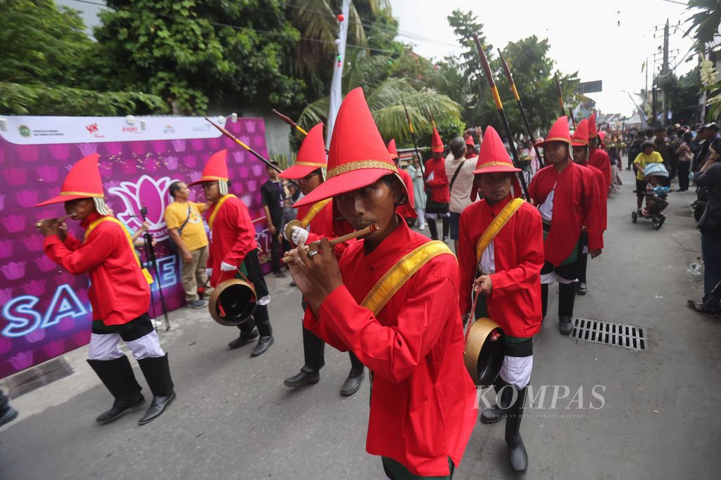 Pasukan bregada mengikuti kirab ruwahan dalam Sarkemfest atau Festival Sarkem 2024 di Jalan Sosrowijayan, Yogyakarta, Jumat (1/3/2024).