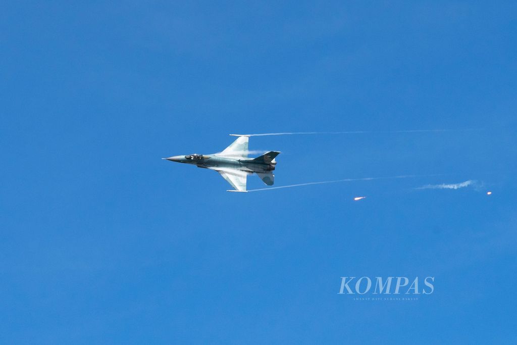 Pesawat tempur F-16 TNI Angkatan Udara memberikan <i>closed air support</i> saat simulasi serangan amfibi di Pantai Todak, Pulau Singkep, Kabupaten Lingga, Kepulauan Riau, Minggu (20/11/2022). 