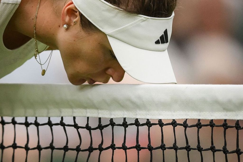 Petenis Ukraina, Elina Svitolina, mencium net setelah mengalahkan petenis Polandia, Iga Swiatek, dalam pertandingan perempat final tunggal putri Grand Slam Wimbledon di All England Club, London, Selasa (11/7/2023). 