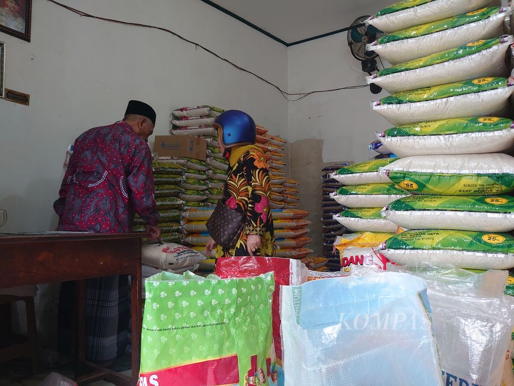 Suasana salah satu toko beras di Pasar Tugu, Kecamatan Kedamaian, Kota Bandar Lampung, Lampung, Selasa (13/2/2023). Saat ini, harga beras medium di Lampung berkisar Rp 14.800-Rp 15.200 per kg.