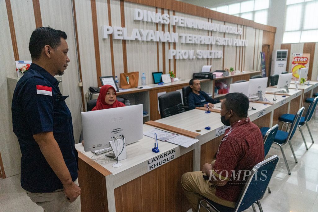 Officials serve residents who come to the BPM-PTSP (One-Stop Integrated Service Center for Investment and Licensing) in Southeast Sulawesi, in Kendari, on Friday (28/1/2022). Several residents are still experiencing difficulties in managing online permits that have been implemented since August 2021.