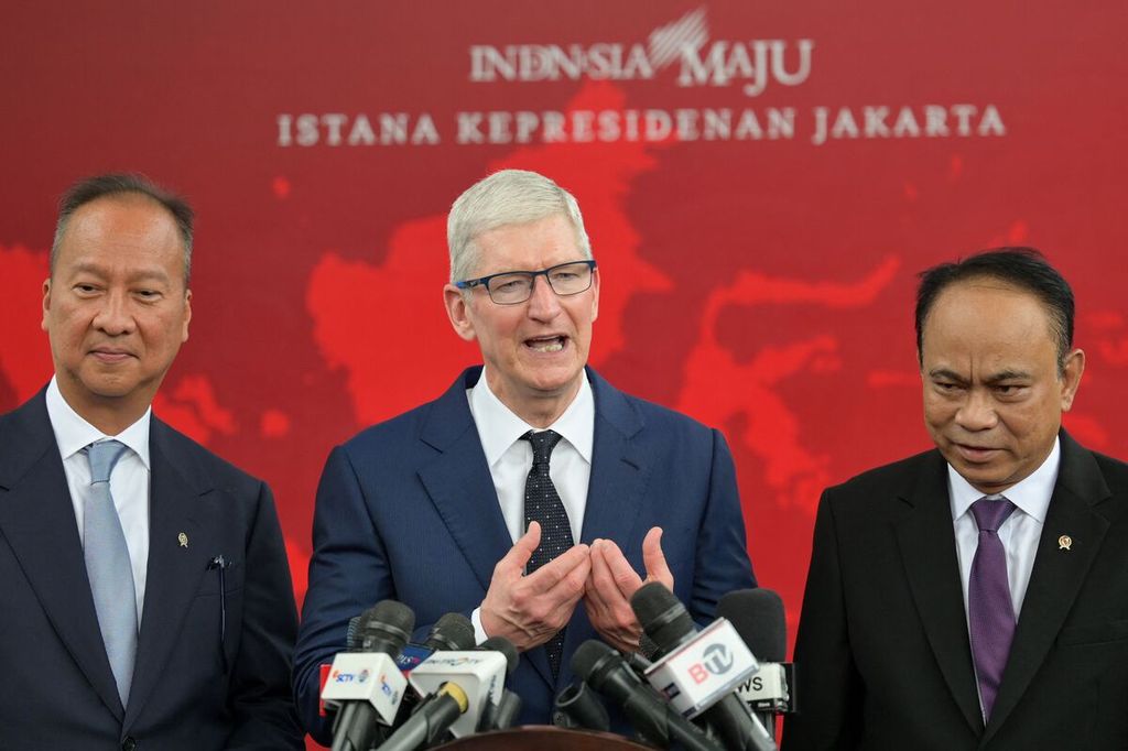 CEO Apple Cook (tengah) berbicara dalam konferensi pers setelah bertemu Presiden Joko Widodo di Istana Merdeka, Jakarta, didampingi Menteri Komunikasi dan Informatika Budi Arie Setiadi (kanan) dan Menteri Perindustrian Agus Gumiwang Kartasasmita (kiri) di Istana Merdeka, Jakarta, Rabu (17/4/2024). 