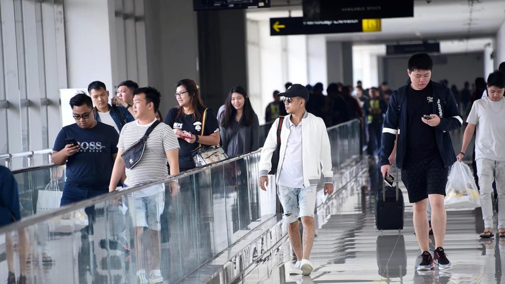 Penumpang dari Singapura tiba saat berlangsung pemindaian suhu tubuh oleh Petugas Kantor Kesehatan Pelabuhan (KKP) Kelas I Surabaya di Bandara Juanda Surabaya di Sidoarjo, Jawa Timur, Jumat (17/5/2019). Pengawasan kepada penumpang yang baru tiba dari luar negeri terutama Singapura diperketat untuk mencegah masuknya penyebaran penyakit virus <i>monkeypox</i> atau cacar monyet.