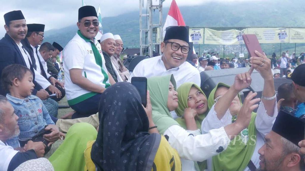 Calon wakil presiden nomor urut 1, Muhaimin Iskandar (kanan), berfoto bersama pendukungnya dalam acara deklarasi laskar santri di Wonosobo, Jawa Tengah, Sabtu (27/1/2024).