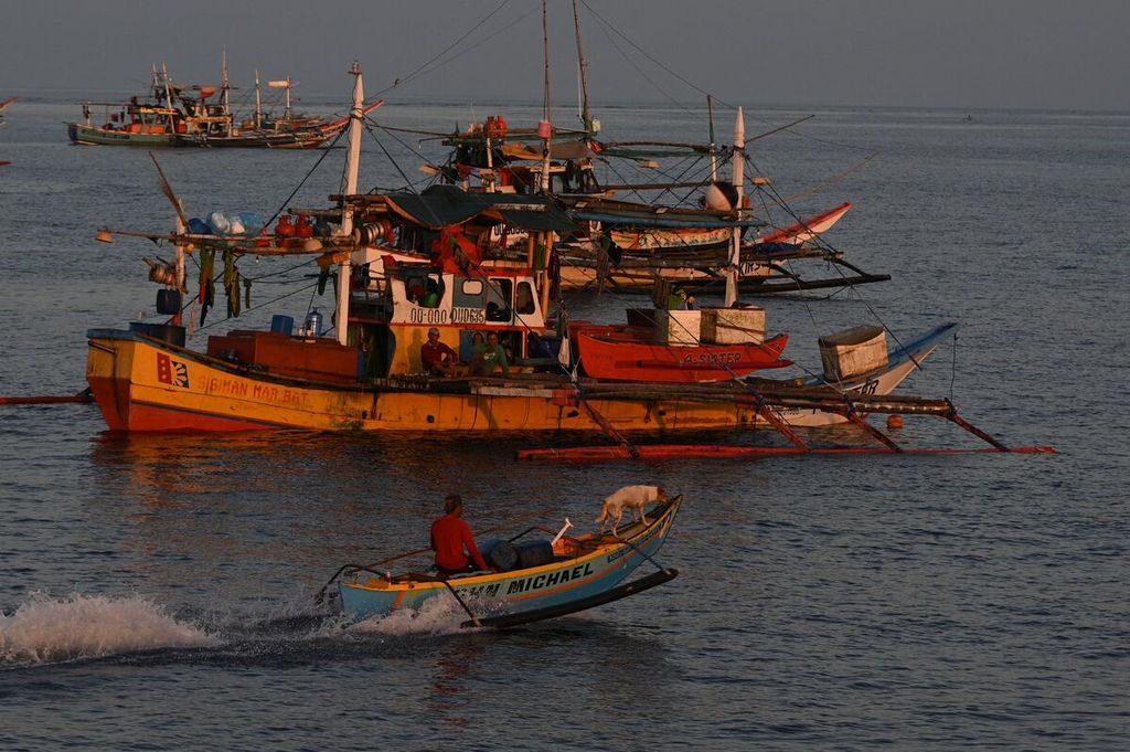 Nelayan Filipina beraktivitas di sekitar Karang Scarborough di Laut China Selatan, Kamis (21/9/2023). Karang itu dikendalikan China sejak 2012. 