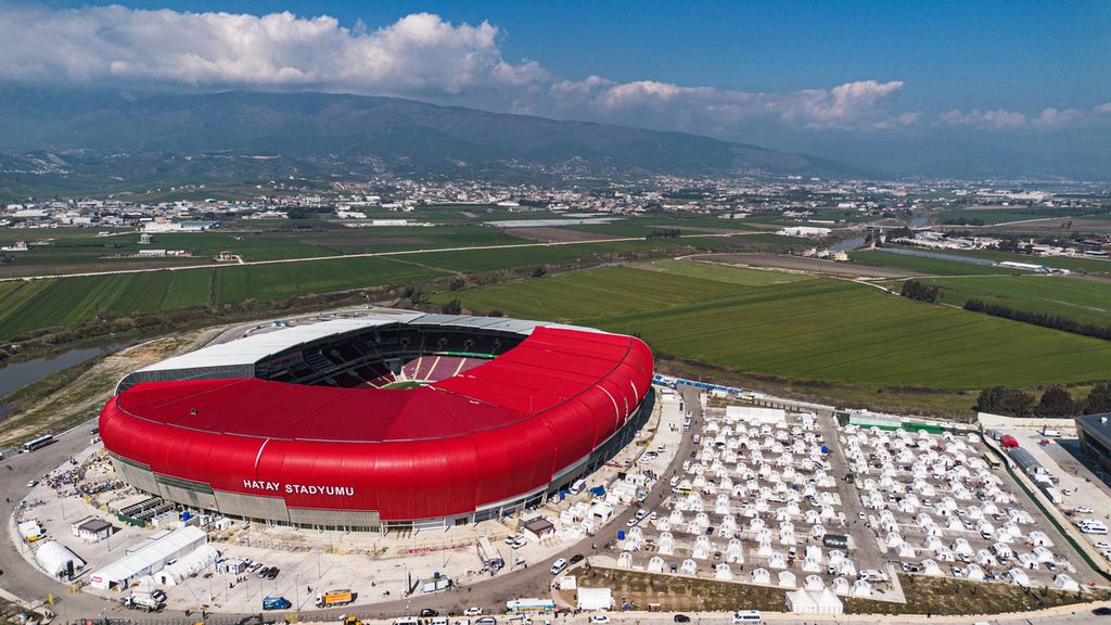 Foto udara yang diambil pada Rabu (22/2/2023) memperlihatkan lahan parkir Stadion Hatay di Antakya, Turki, dibangun tenda-tenda untuk pengungsi korban gempa di kota tersebut. Pemerintah Turki bersiap untuk memulai proses rehabilitasi rekonstruksi pascagempa.  