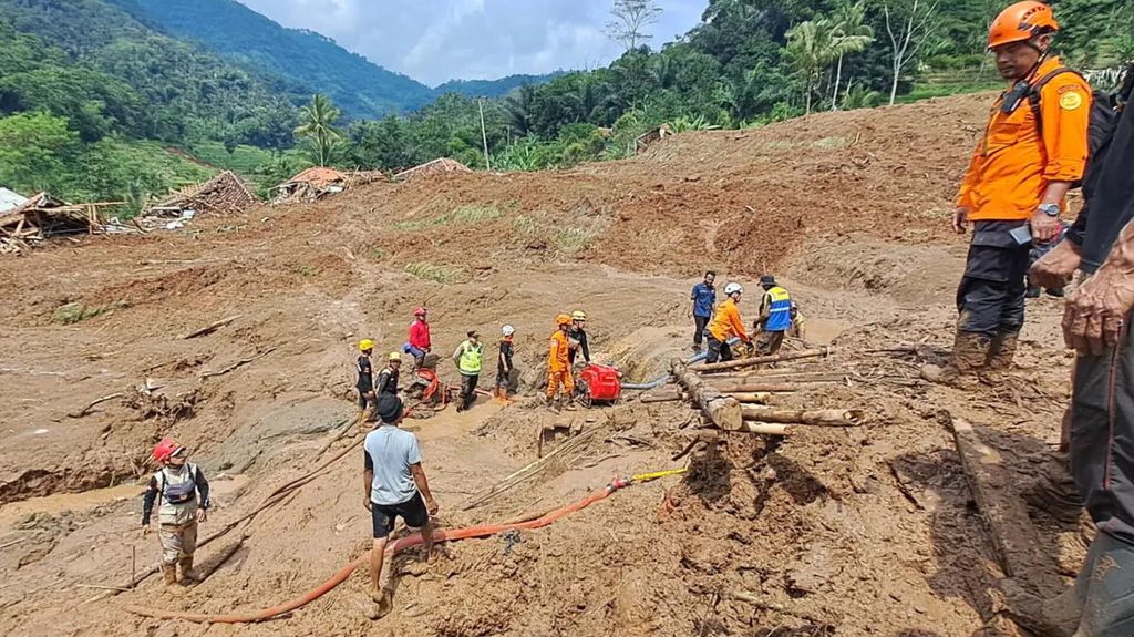 Tim SAR gabungan berupaya mencari para korban yang tertimbun longsoran tanah di Kampung Gintung, Desa Cibenda, Kabupaten Bandung Barat, Senin (25/3/2024). 