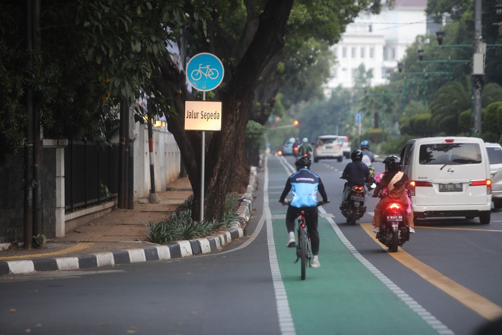Jalur sepeda di ruas Jalan Diponegoro, Menteng, Jakarta Pusat, Sabtu (23/11/2019). Peraturan gubernur tentang penetapan jalur sepeda telah diundangkan pada Kamis (21/11/2019). Penindakan atas pelanggaran di jalur sepeda pun mulai efektif diterapkan pada Jumat (22/11/2019). Sanksi bagi penindak sama dengan sanksi yang diatur dalam Undang-Undang Nomor 22 Tahun 2009. Jenis sanksi beragam, mulai dari hukuman pidana kurungan maksimal 2 bulan penjara hingga denda maksimal Rp 500.000.