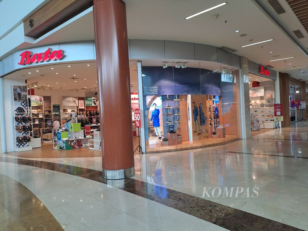 Bata shoe store at Mal Bintaro Xchange, South Tangerang, continued to operate after the closure of its shoe factory in Purwakarta, West Java on Tuesday (30/4/2024), on Monday (6/5/2024).