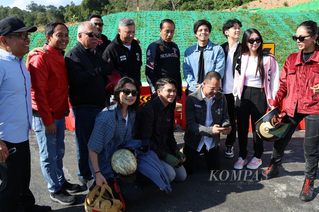 Presiden Joko Widodo berfoto dengan para pemengaruh sebelum menyusuri Jalan Tol IKN menggunakan sepeda motor, Minggu (28/7/2024). Selain memantau kemajuan pembangunan Jalan Tol IKN, Presiden meresmikan Jembatan Pulau Balang.