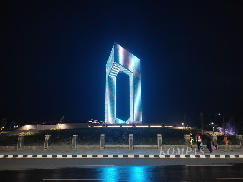 Bundaran Besar yang sebelumnya merupakan ruang terbuka hijau kini telah direnovasi dan dibangun Talawang atau perisai khas Dayak. Pada Senin (8/4/2024) malam rombongan Gubernur Kalimantan Tengah Sugianto Sabran dan ratusan warga Palangkaraya memenuhi Bundaran Besar untuk menjalankan shalat Tarawih.