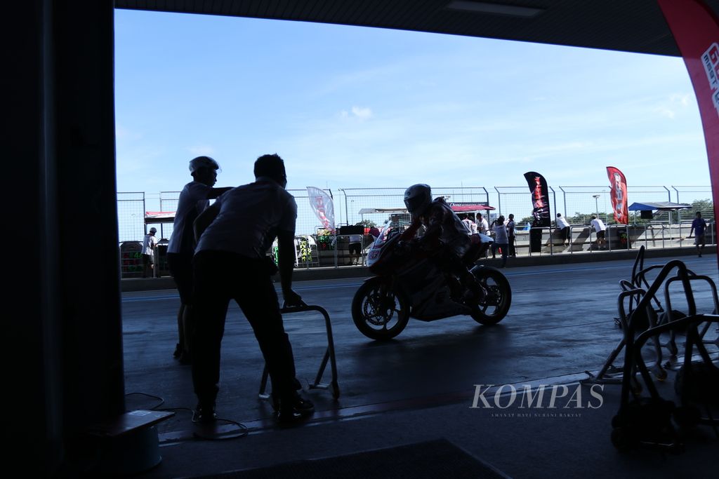 Pebalap Rheza Danica Ahrens masuk ke garasi tim Astra Honda Racing dalam sesi kualifikasi Asia Road Racing Championship kelas Asia Production 250 di Sirkuit Internasional Chang, Buriram, Thailand, Sabtu (2/12/2023).
