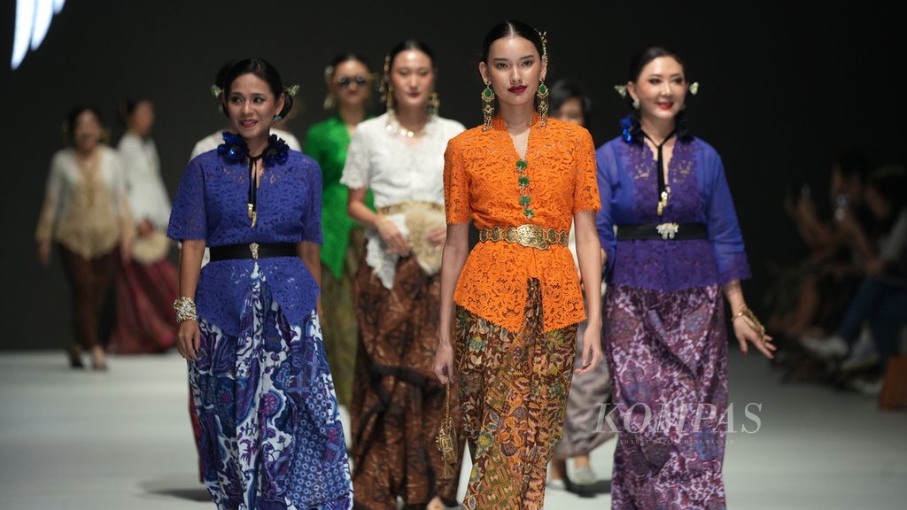 Model membawakan koleksi Epajewel karya Eliana Putri Antonio dalam Jakarta Fashion Week (JFW) 2024 di Pondok Indah Mall III, Jakarta Selatan, Kamis (26/10/2023). 