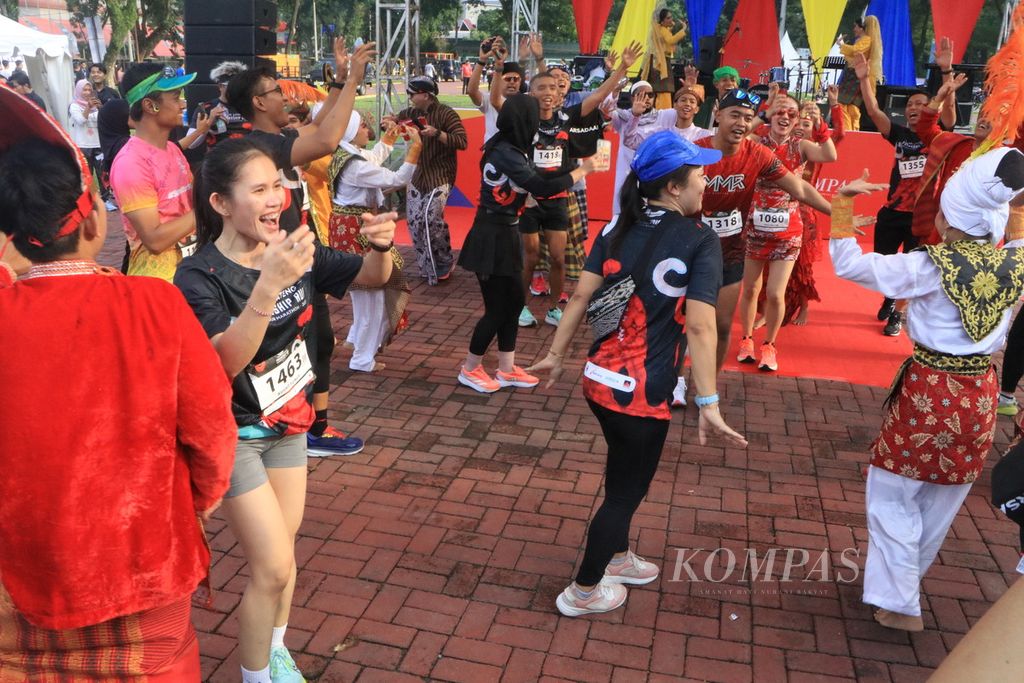 Para pelari Bank Jateng Friendship Run Medan menari bersama seusai menyelesaikan 5 kilometer lintasan di Kota Medan, Sumatera Utara, Minggu (17/9/2023)