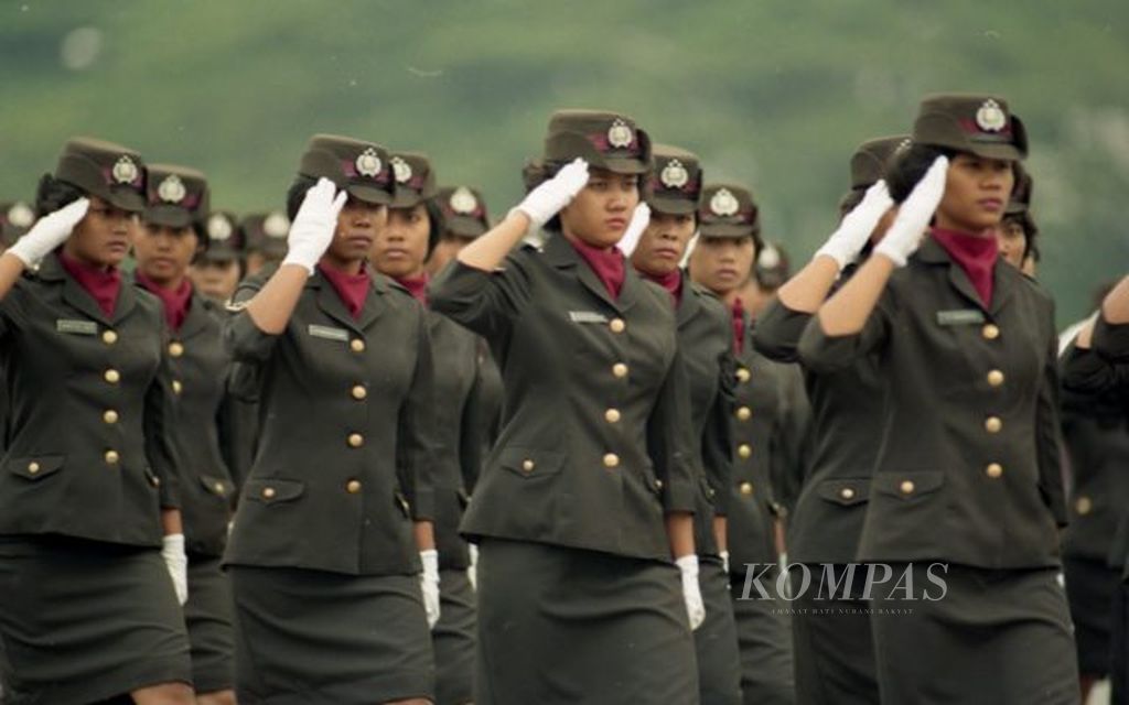 Prajurit Korps Polisi Wanita pada HUT ABRI ke-45 di Parkir Timur Senayan, Jakarta, Jumat (5/10/1990).