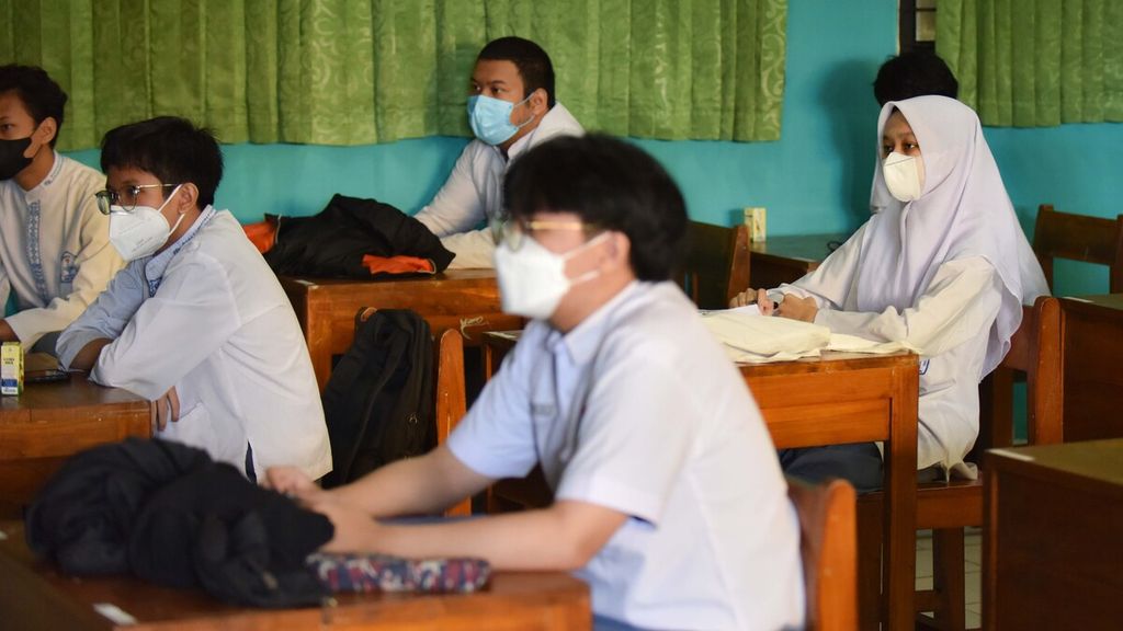 Para siswa mengikuti pembelajaran tatap muka atau PTM di SMA Negeri 86 Jakarta, Jumat (29/10/2021). Dalam sepekan, siswa di sekolah tersebut menghadiri satu kali PTM. Hari Senin PTM diikuti oleh siswa kelas X, Rabu untuk kelas XI dan kelas XII mengikuti PTM pada hari Jumat. Sampai pekan terakhir Oktober 2021, 7.614 sekolah atau sekitar 70 persen sekolah di DKI Jakarta sudah menggelar PTM. DKI Jakarta belum bisa menggelar PTM setiap hari karena belum bebas dari pandemi Covid-19.