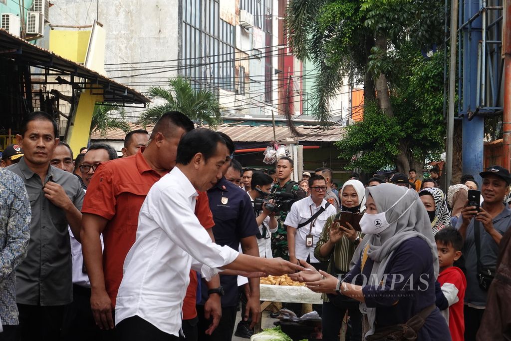 Presiden Joko Widodo memberikan bantuan langsung tunai kepada pedagang di Pasar Palmerah, Jakarta Barat, Senin (26/6/2023).