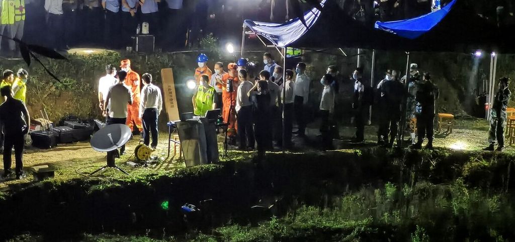 Tim pencari dan evakuator bekerja di lokasi yang diduga menjadi titik jatuhnya pesawat China Eastern Airlines dengan nomor penerbangan MU5735 di Wuzhou, China, Senin (21/3/2022).  Satu dari dua kotak hitam pesawat naas itu ditemukan pada Rabu (23/3). (Photo by AFP)/China OUT