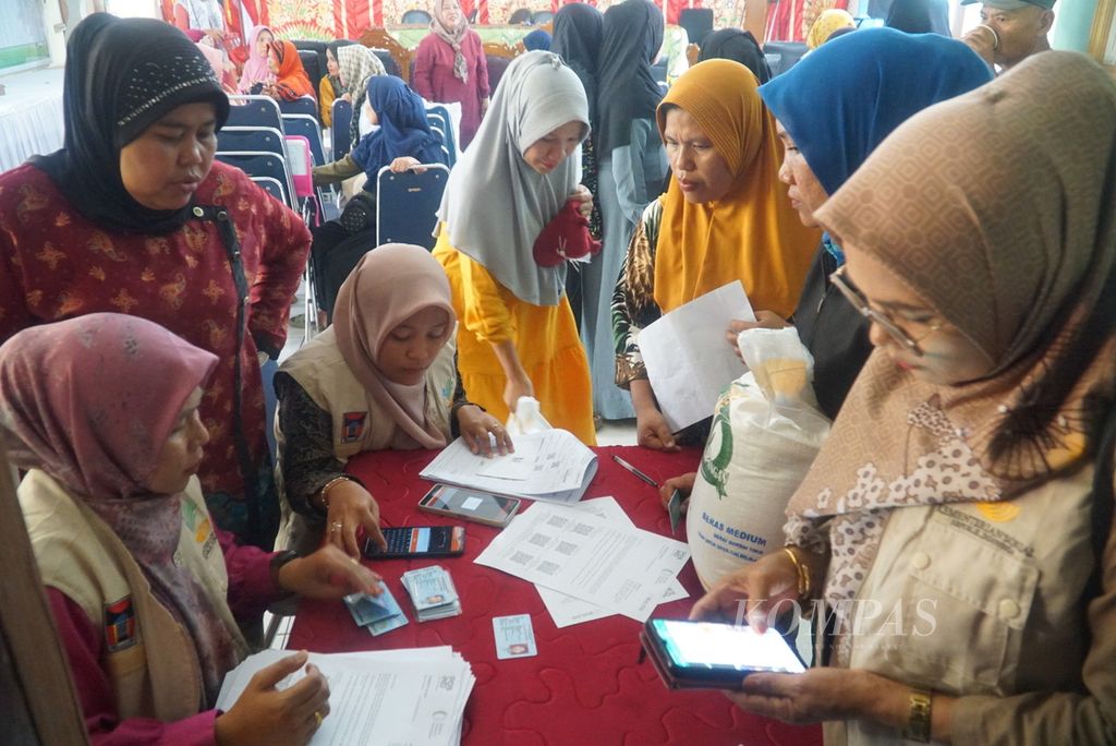 Warga mengantre untuk mendapatkan bantuan beras pemerintah yang disalurkan Bulog Sumbar di kantor Camat Pauh, Kota Padang, Sumatera Barat, Senin (29/1/2024). 
