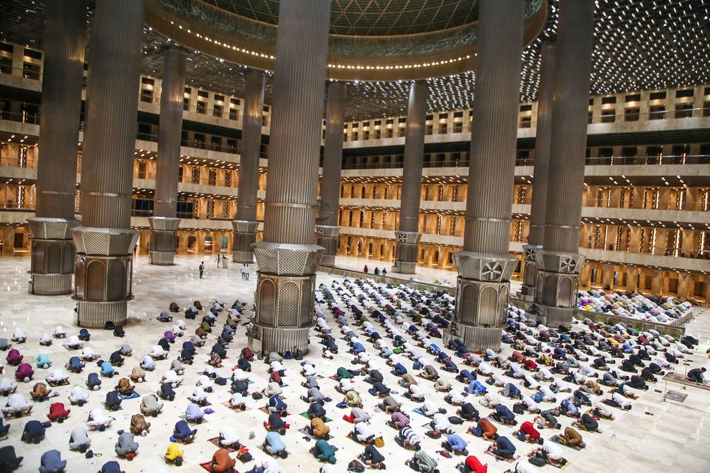 Umat Islam menjalankan sholat tarawih perdana Ramadhan 1442 hijriyah di Masjid Istiqlal, Jakarta, Senin (12/4/2021). Sholat tarawih digelar dengan protokol kesehatan ketat dan jumlah jamaah dibatasi 2.000 orang. 