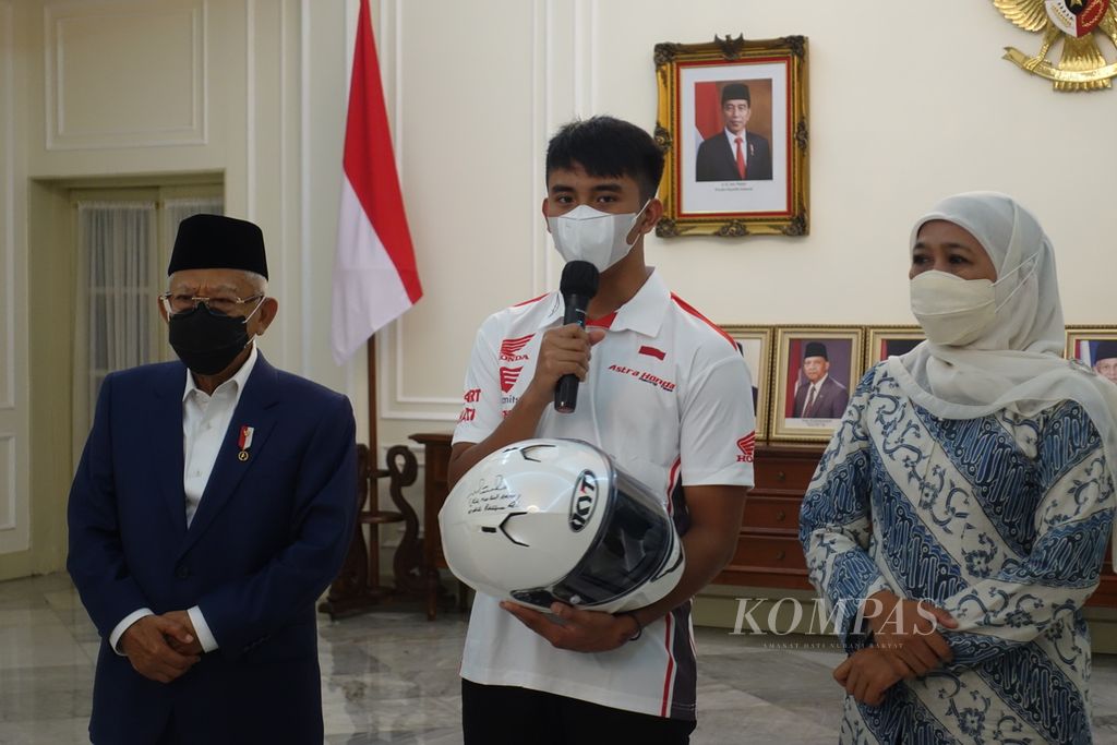Pembalap muda asal Magetan, Jawa Timur, Mario Suryo Aji bersama Wapres Ma'ruf Amin dan Gubernur Jawa Timur Khofifah Indar Parawansa ketika memberikan keterangan pers di Istana Wapres pada Sabtu (22/1/2022).